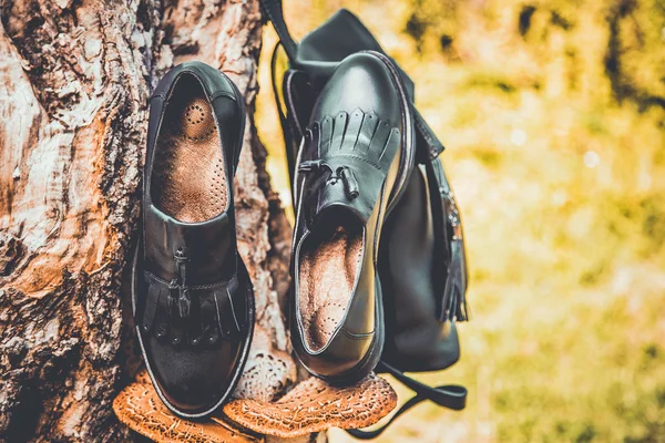 Zapatos de cuero negro y una mochila, zapatos de mujer — Foto de Stock