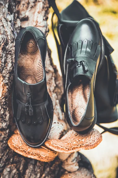 Zapatos de cuero negro y una mochila, zapatos de mujer — Foto de Stock