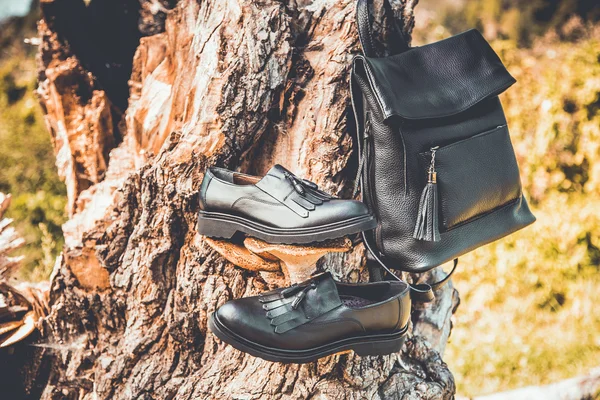 Zapatos de cuero negro y una mochila, zapatos de mujer — Foto de Stock