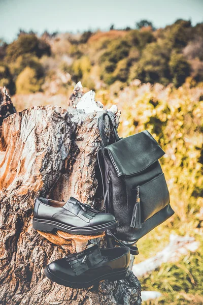Zapatos de cuero negro y una mochila, zapatos de mujer — Foto de Stock