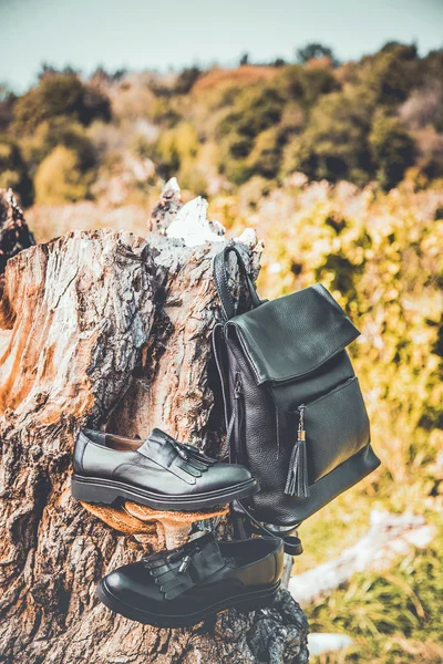 Chaussures en cuir noir et un sac à dos, chaussures pour femmes — Photo