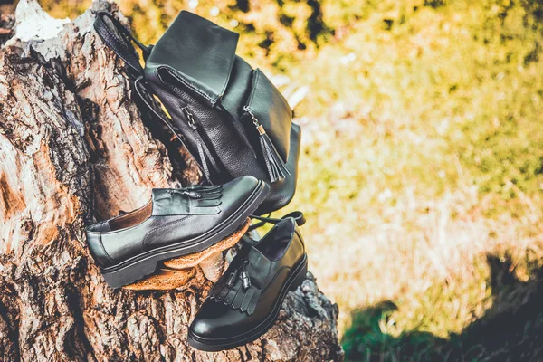 Zapatos de cuero negro y una mochila, zapatos de mujer — Foto de Stock