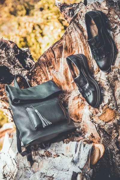 Sapatos de couro preto e uma mochila, sapatos femininos — Fotografia de Stock