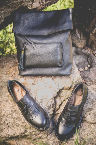 Zapatos de cuero negro y una mochila, zapatos de mujer — Foto de Stock