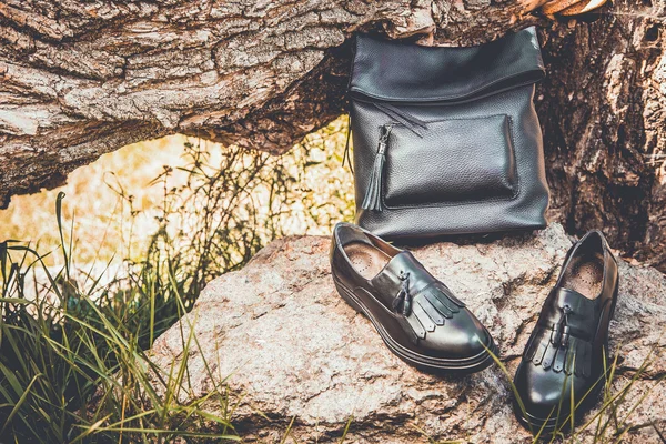 Zwarte lederen schoenen, een rugzak en Damesschoenen — Stockfoto