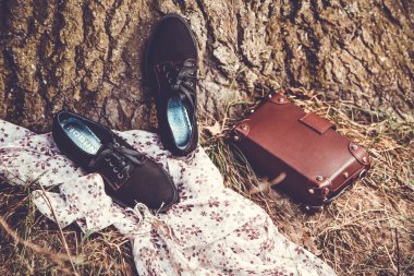 süet ve kırmızı kadın çanta