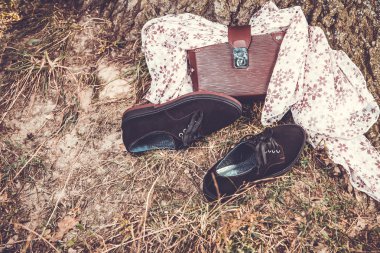 süet ve kırmızı kadın çanta