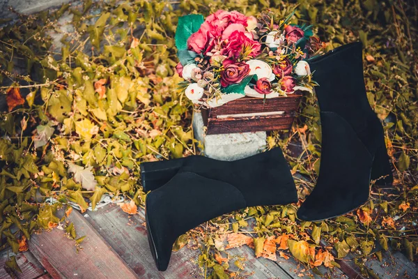 Botas de gamuza negro y bolso femenino otoño — Foto de Stock
