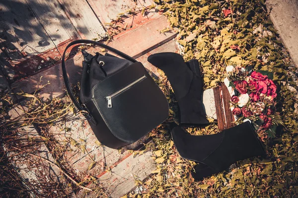 Botas de gamuza negro y bolso femenino otoño — Foto de Stock