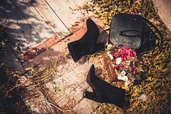 Botas de camurça preta e saco feminino outono — Fotografia de Stock
