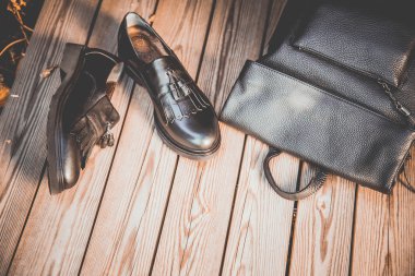 siyah deri ayakkabı ve bir sırt çantası ahşap zemin, kadın ayakkabı