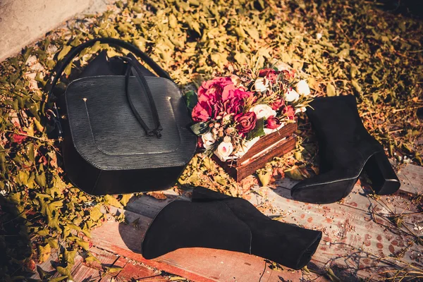 Botas de gamuza negro y bolso femenino otoño — Foto de Stock