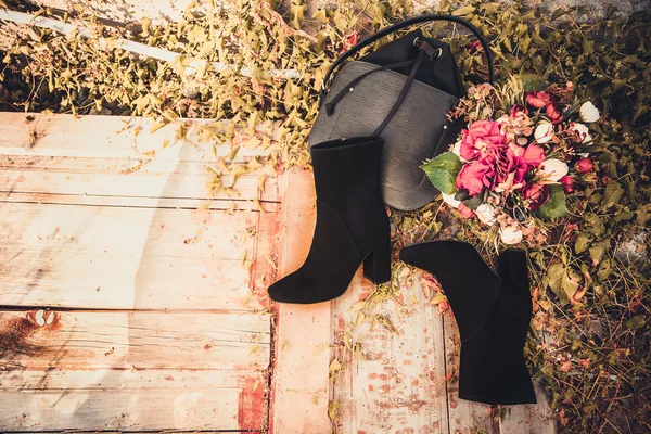 Svart mocka boots och kvinnliga väska hösten — Stockfoto