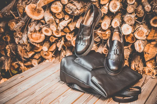 Zapatos de cuero negro y una mochila sobre un fondo de madera, zapatos de mujer — Foto de Stock
