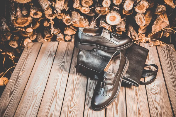 Zapatos de cuero negro y una mochila sobre un fondo de madera, zapatos de mujer — Foto de Stock