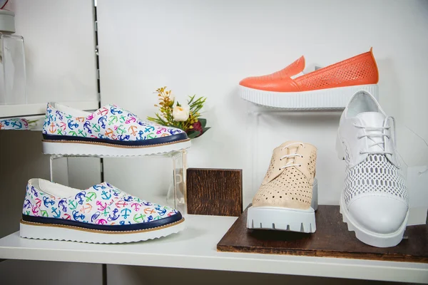 Sandales italiennes élégantes sur l'étagère du magasin — Photo