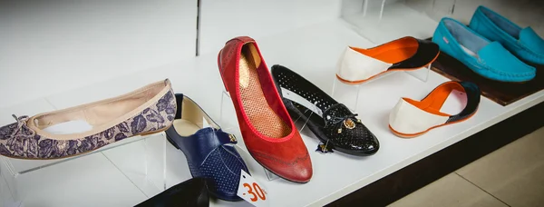 Elegantes sandalias italianas en el estante de la tienda — Foto de Stock
