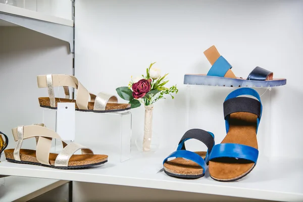 Стильные итальянские сандалии на полке магазина — стоковое фото