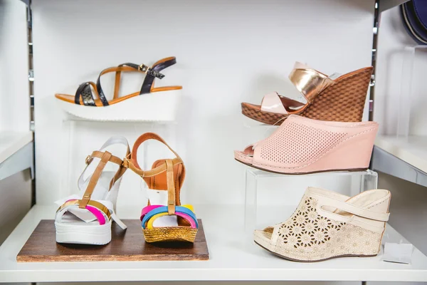 Elegantes sandalias italianas en el estante de la tienda — Foto de Stock