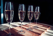 čtyři sklenice francouzského šampaňského, na stole
