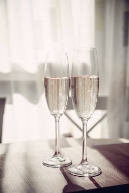 Masada iki kadeh Fransız şampanyası var.