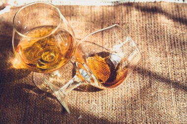 Konyak, konyak, bardakta viski.