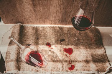 Masaya kırmızı şarap döktü, kırmızı şarap damlaları