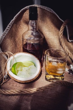 Hindistan cevizi bardağında buzlu limon ve limon.