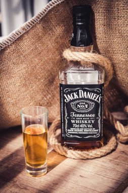 Lviv, Ukrayna - Nisan 07.2020: Jack Daniels viski, bodrumda viski şişesi, viski üretimi