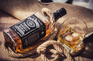 Lviv, Ukrayna - Nisan 07.2020: Jack Daniels viski, bodrumda viski şişesi, viski üretimi