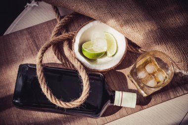 Limonlu, buzlu ve hindistan cevizli bir şişe rom.