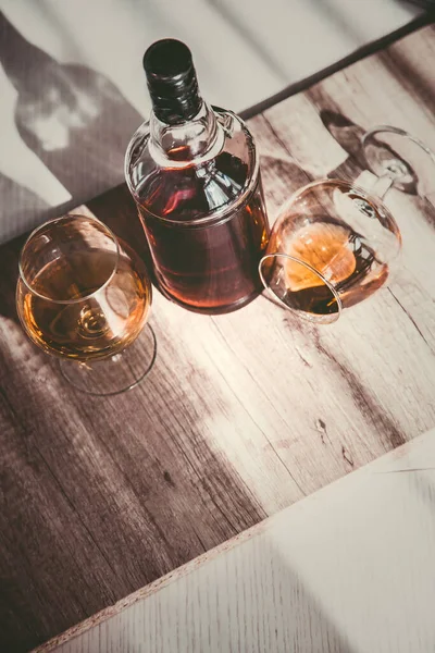 Vintage Cognac Auf Dem Tisch Mit Gläsern — Stockfoto