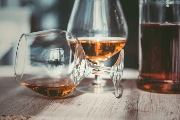 Vintage Cognac Auf Dem Tisch Mit Gläsern — Stockfoto