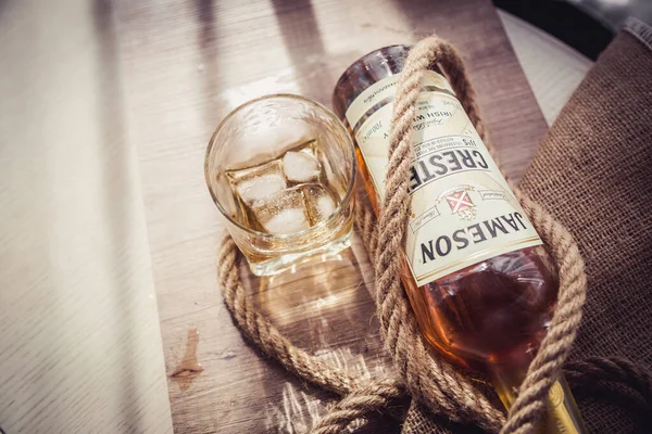 Lviv Ukraine April 2020 Whiskeyflasche Jameson Crested Ein Glas Whisky — Stockfoto