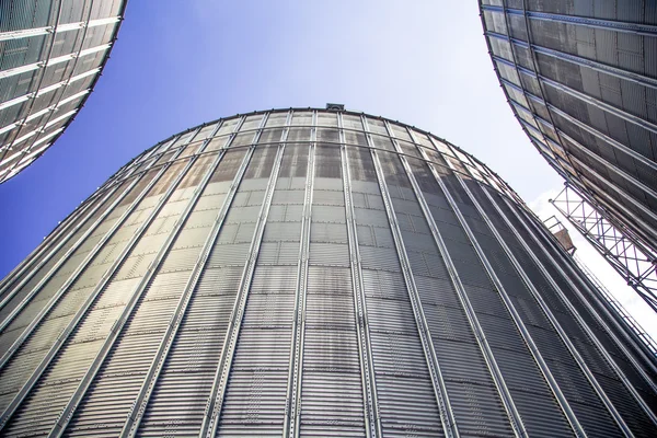 arka plan, metal aletler gökyüzü arka plan üzerinde varil.