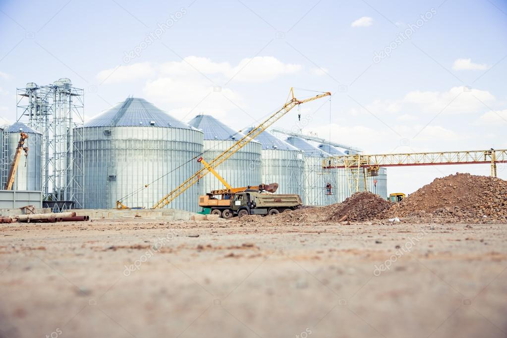 Construction site elevator, granary