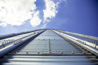 arka plan, metal aletler gökyüzü arka plan üzerinde varil.