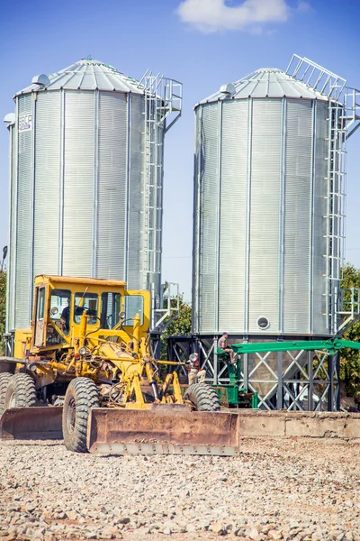 Bulldozer like to land on a building site — Stock Photo, Image