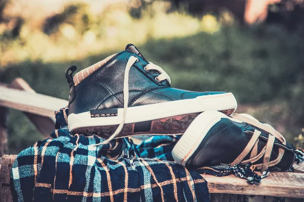 Sapatos masculinos, embrulhados num cachecol numa escada de madeira — Fotografia de Stock