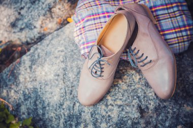 Kadın Ayakkabı üzerinde granit taş yalan