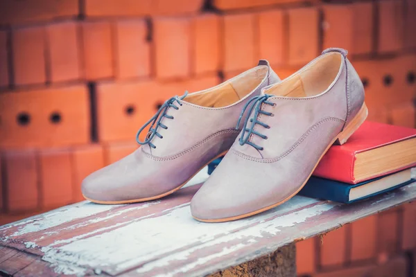 Zapatos de mujer están pintados en pizarra vieja — Foto de Stock
