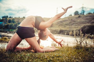 Spor kız nehir kıyısında egzersizleri yapıyor