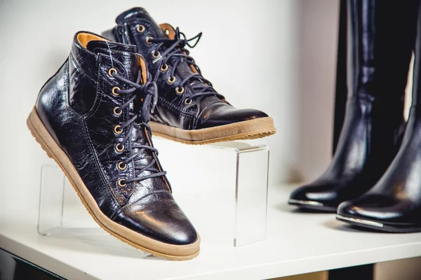 Black patent leather shoes lie on the shelf — Stock Photo, Image