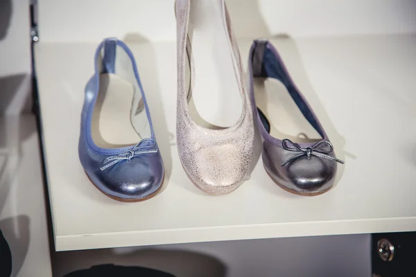 Women's shoes on the shelf in the shop sale — Stock Photo, Image