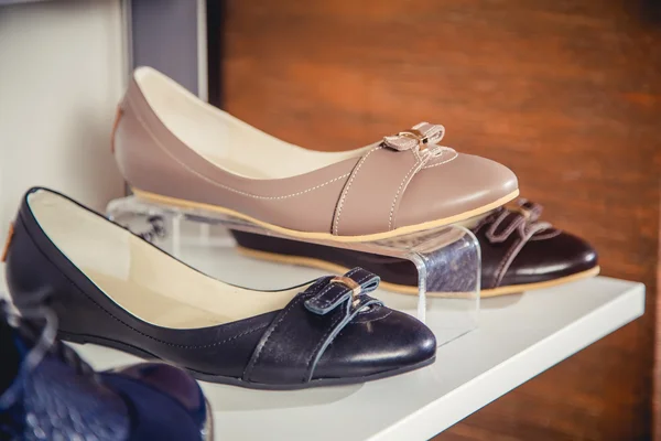 Women's shoes on the shelf in the shop sale — Stock Photo, Image