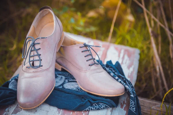 Жіноче шкіряне взуття з мереживами на картатому скатертині — стокове фото