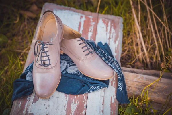 Kvinnor läderskor med skosnören är på en rutig duk — Stockfoto