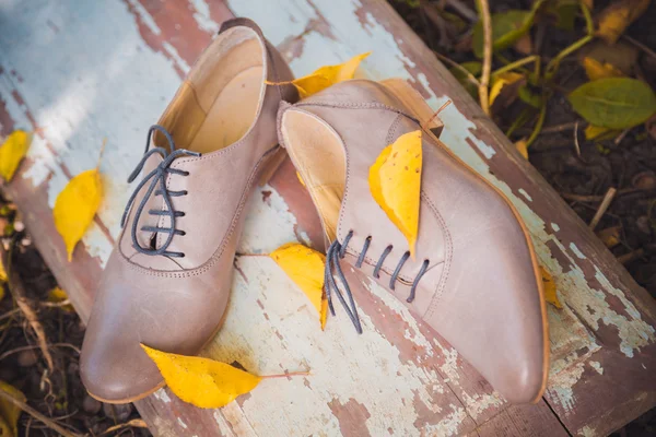 女性の革の靴ひもが格子縞のテーブル クロスです。 — ストック写真