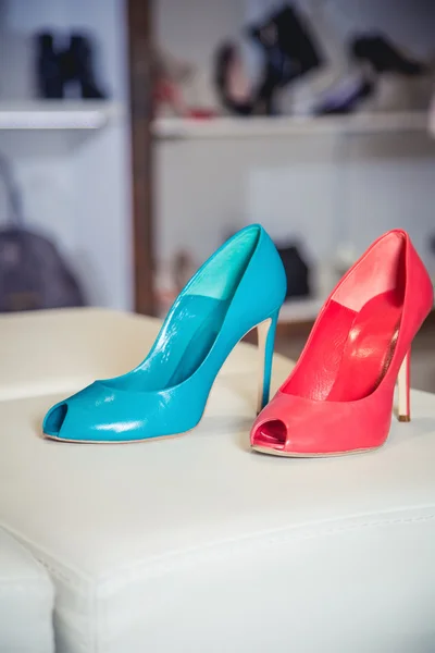 Red and green shoes lie on the storefront — Stock Photo, Image