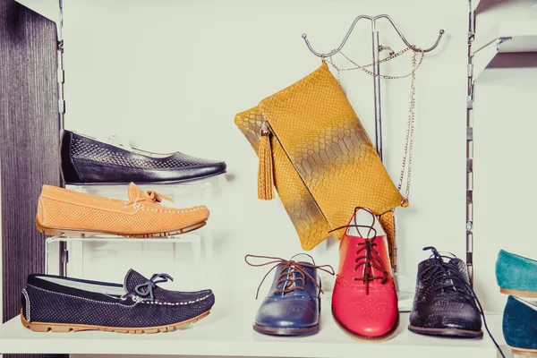 Chaussures pour femmes sur l'étagère dans la vente de magasin — Photo